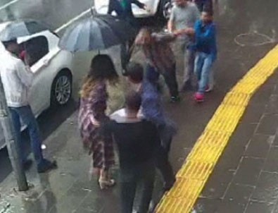 Erkeği dövemedi kadına saldırdı