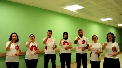 Hastane Çalışanları İşaret Dili İle Şarkı Söyleyip Organ Bağışının Önemine Dikkat Çektiler