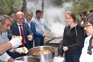 Oral, Gençlerle Piknikte Buluştu