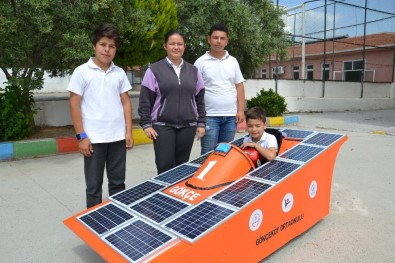 Ortaokul Öğrencileri Güneş Enerjisi İle Çalışan Araba Yaptı