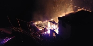 (RİZE) Rize Çayeli İlçesinde Yangın... 3 Ahşap Ev Kullanılmaz Hale Geldi