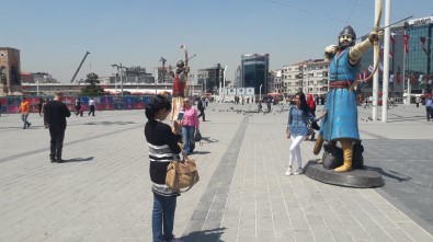 Taksim Meydanı'nda 'Okçu' Heykelleri