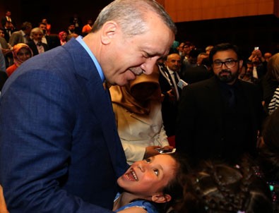 Cumhurbaşkanı Erdoğan'a çocuklardan yoğun ilgi