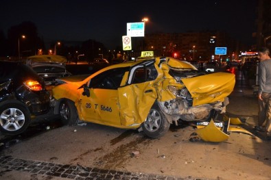 İzmir'de Trafik Kazası Açıklaması2 Ağır Yaralı