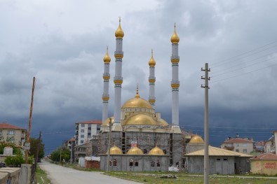 Kulu'da Yapımı Süren Yeşil Cami Kısmen İbadete Açıldı