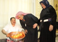 DOĞUM GÜNÜ PARTİSİ - Yaş Pasta Yerine Çiğköftenin Üzerindeki Mumları Üfleyip Doğum Gününü Kutladı