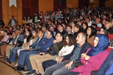 Tunceli'de 'Kocamın Nişanlısı' Tiyatro Oyunu Sahnelendi