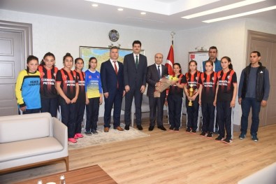Türkiye Şampiyonu Kız Öğrenciler, Sevinçlerini Vali Demirtaş İle Paylaştı