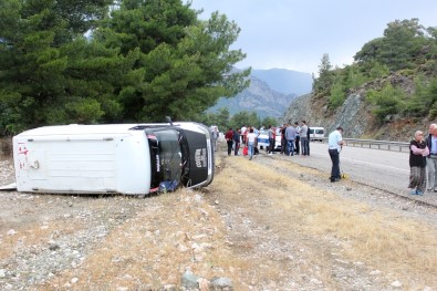 Antalya'da Servis Minibüsü Devrildi Açıklaması 5 Yaralı