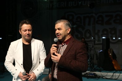 Başkan Çelik Ramazan Sokağı'nın İlk Gününde Vatandaşlarla Bir Araya Geldi