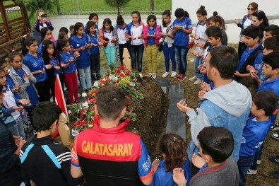 Beytüşşebaplı Öğrenciler Samsun Şehidinin Mezarına Karanfil Bıraktı