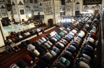 Bursa Ulu Cami'de İlk Teravih Namazı