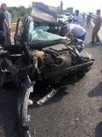Direksiyon Hakimiyetini Kaybeden Şoför Tıra Çarptı Açıklaması 1'İ Ağır 2 Yaralı