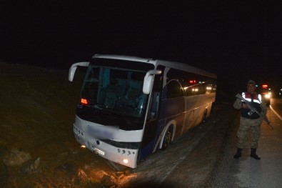 Farları Bozulan Yolcu Otobüsü Su Kanalına Düştü