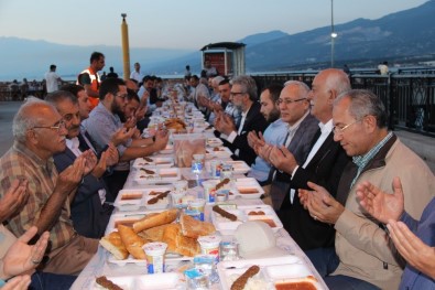 İskenderun'da İskelede İlk İftar Yapıldı