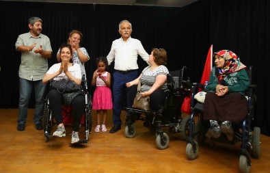 İzmir'in En Büyük Engelliler Merkezi Bayraklı'da Açıldı