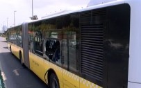 ALTUNIZADE - Metrobüs Bariyerlere Çarptı Açıklaması 5 Yaralı