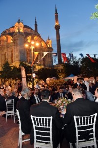Ortaköy Meydanı'nda İlk İftarlar Açıldı