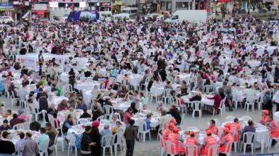 Zeytinburnu Meydanı'nda Binlerce Kişi İftar Sofrasında Buluştu