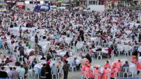 Zeytinburnu Meydanı'nda Binlerce Kişi İftar Sofrasında Buluştu