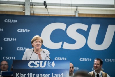 Merkel: Kaderimizi kendi ellerimize almalıyız