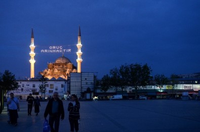 İstanbul'un Minareleri Mahyalarla Süslendi