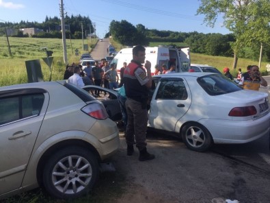 Kocaeli'de İki Otomobil Kafa Kafaya Çarpıştı Açıklaması 4 Yaralı