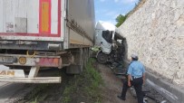 TEKELI - Samsun'da Tır Duvara Çarptı Açıklaması 1 Yaralı