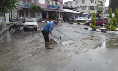 Selendi'de Aşırı Yağış Sel Getirdi