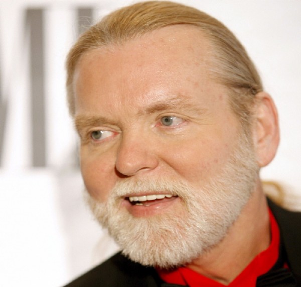 Ünlü solist hayatını kaybetti