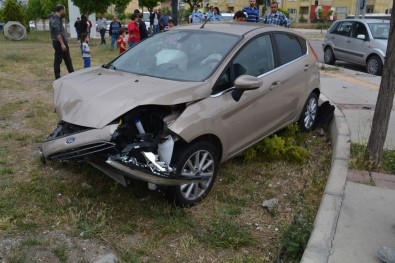 Aliağa'da İki Otomobil Çarpıştı Açıklaması 1 Yaralı