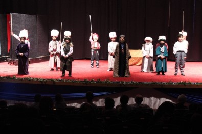 Çocuklar 'İstanbul'un Fethi 1453' Tiyatrosunu Sahneledi