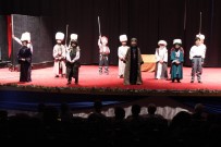 MAHMUT YıLDıRıM - Çocuklar 'İstanbul'un Fethi 1453' Tiyatrosunu Sahneledi