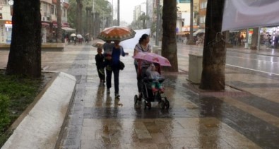 Denizli'de, Sağanak Yağış Etkili Oldu