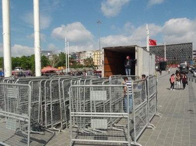 Gezi Parkının Çevresi Bariyerlerle Çevrildi
