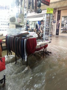 İzmir'de Hayatı Felç Eden Yağmurla Araçlar Da Sürüklendi