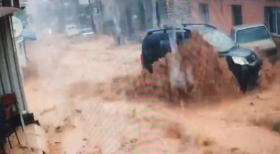 İzmir'de Sel Suları Araçları Sürükledi