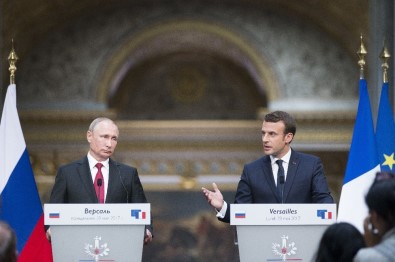 Macron, Putin ile bir araya geldi