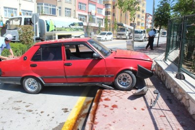 Niğde'de Otomobil Kaldırımdaki Yayalara Çarptı Açıklaması 2 Yaralı
