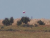 PYD - PYD'nin sınıra Suriye ve Rus bayrağı çekiyor