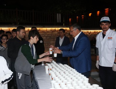 Zeytinburnu'nda Teravih Sonrası Limonata İkramıyla Serinlediler