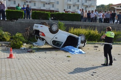 Antalya'da Tur Minibüsüyle Otomobil Çarpıştı Açıklaması 1 Ölü, 4 Yaralı
