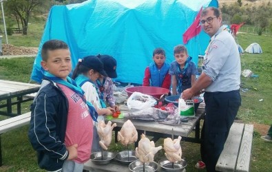 İzci Öğrencilerin Kampında 'Tenekede Tavuk Kebabı' Etkinliği