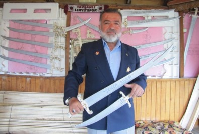 Kıbrıs Gazisi Ahşaptan Oyuncak Kılıç Ve Hançer Yapıyor