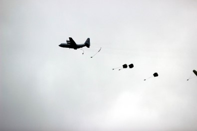 Komandolar göz doldurdu