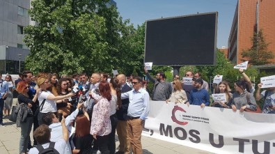 Kosovalı Gazetecilerden 'Korkma, Konuş' Eylemi