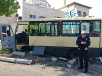 YOLCU MİNİBÜSÜ - Sefaköy'de Minibüs Kazası Açıklaması 6 Yaralı
