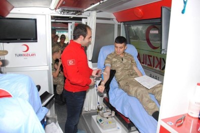 42 Jandarma Personelinden Kızılay'a Kan Bağışı