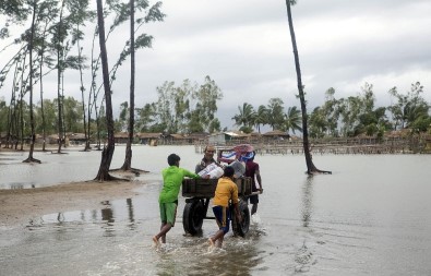 Bangladeş'te Kasırga Sonucu 5 Kişi Öldü