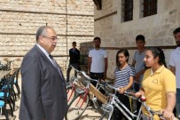 ŞİİR YARIŞMASI - Başkan Kutlu Başarılı Öğrencileri Bisikletle Ödüllendirdi